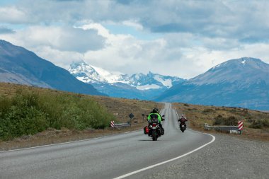 EL CALAFATE, ARGENTINA - 26 HAZİRAN 2019: El Calafate 'deki dağlara doğru iki motosiklet hareket ediyor