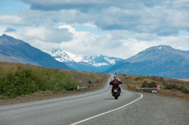 EL CALAFATE, ARGENTINA - 26 HAZİRAN 2019: Motosiklet El Calafate 'deki dağlara doğru ilerliyor