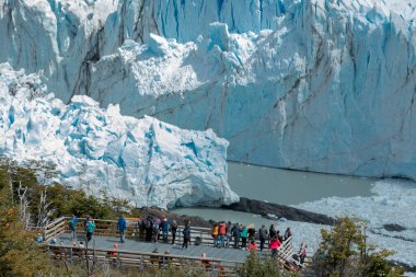 LOS GLACIARES ULUSAL PARK, ARGENTINA - 26 Ocak 2019: Turistler izleme platformundan Perito Moreno Buzulu 'na hayran