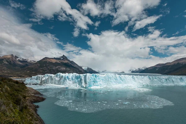 Pezzi di ghiaccio dal bordo del ghiacciaio del Perito Moreno stanno partorendo nel lago — Foto Stock
