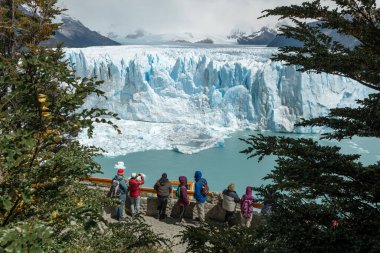 LOS GLACIARES ULUSAL PARK, ARGENTINA - 26 HAZİRAN 2019: Perito Moreno Glacier 'in hayran olduğu izleme platformunda turistler
