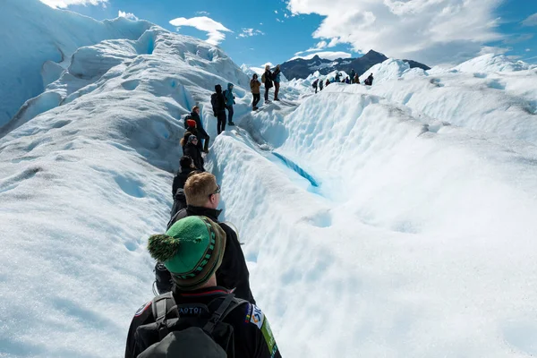 LOS GLACIARES NATIONAL Park, ARGENTINA - 2019. június 26.: Egy csoport turista sétál a Perito Moreno gleccser keskeny túraútján — Stock Fotó
