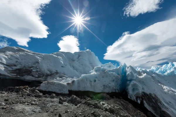 Raggi di soli sul ghiaccio innevato del ghiacciaio del Perito Moreno — Foto Stock