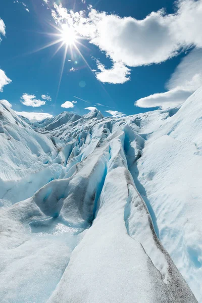 Στρώματα χιονισμένων σχηματισμών πάγου του παγετώνα Perito Moreno κάτω από ακτίνες ήλιων — Φωτογραφία Αρχείου