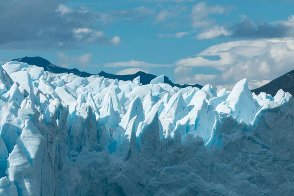 Iago Argentino ve Perito Moreno Buzulu 'nun pürüzsüz suyu.