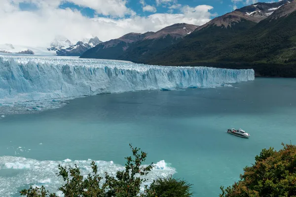 Turistahajó úszó Lago Argentino előtt Perito Moreno Glacier, Argentína — Stock Fotó