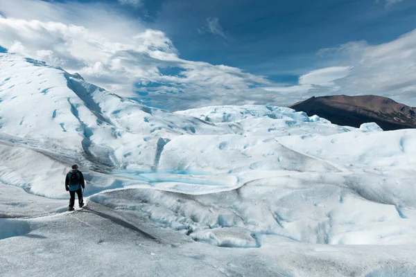 Een man die over de ijsformatie van de Perito Moreno gletsjer loopt — Stockfoto