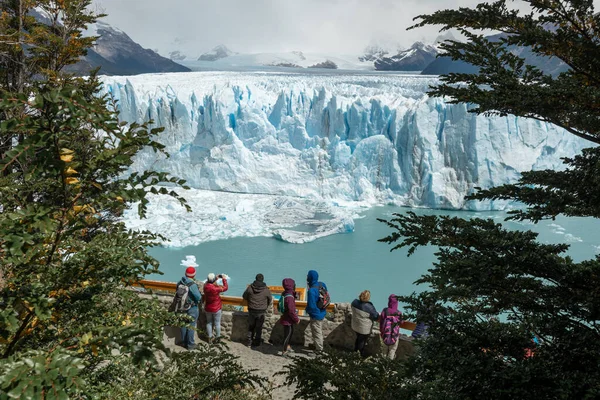 LOS GLACIARES NATIONAL PARK, ARGENTINA - JANEIRO 26, 2019: Turistas na plataforma de visualização admirando o Glaciar Perito Moreno — Fotografia de Stock