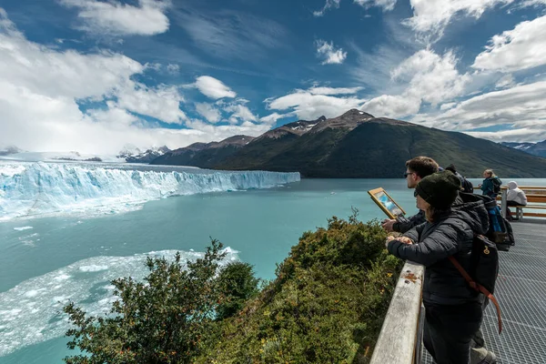 LOS GLACIARES NATIONAL PARK, ARGENTINIEN - 26. JANUAR 2019: Menschen bewundern den Perito Moreno-Gletscher von der Aussichtsplattform aus — Stockfoto