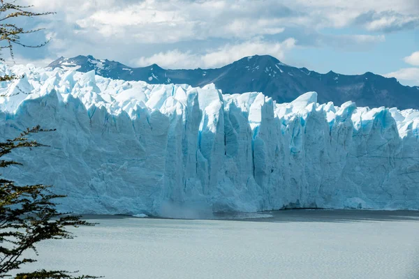 Pequenos pedaços de gelo da borda do Glaciar Perito Moreno estão caindo e parindo no lago — Fotografia de Stock