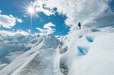 Perito Moreno Buzulu 'nun karlı buz oluşumunun üzerinde duran bir adam.