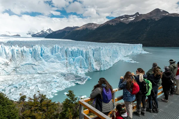 LOS GLACIARES NATIONAL PARK, ARGENTINIEN - 26. JANUAR 2019: Touristen auf der Aussichtsplattform blicken auf den Perito Moreno-Gletscher — Stockfoto