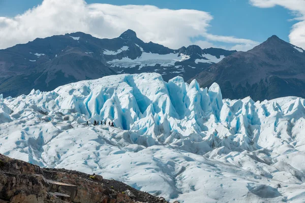 PARC NATIONAL LOS GLACIARES, ARGENTINE - 26 JANVIER 2019 : Des touristes marchent sur la formation de glace enneigée du glacier Perito Moreno — Photo