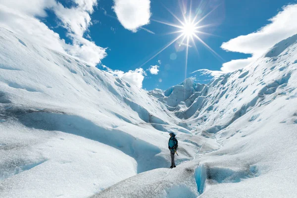 Egy férfi sétál a Perito Moreno gleccser jégképződésében. — Stock Fotó