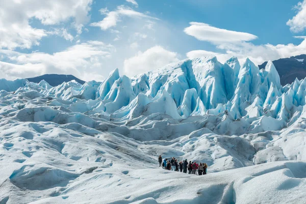 LOS GLACIARES NATIONAL PARK, ARGENTINA - 26 GENNAIO 2019: Un gruppo di turisti in piedi sulla formazione di ghiaccio del ghiacciaio del Perito Moreno — Foto Stock