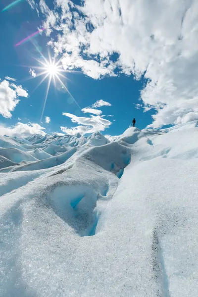 LOS GLACIARES NATIONAL PARK, ARGENTINA - 26 ΙΑΝΟΥΑΡΙΟΥ 2019: Ένα άτομο που στέκεται στην κορυφή του παγετώνα Perito Moreno — Φωτογραφία Αρχείου