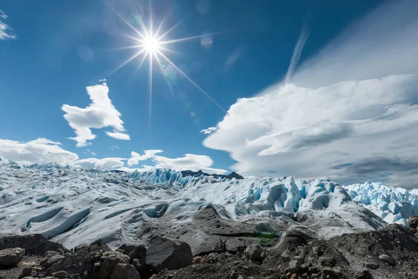 Rayons de soleil sur la glace enneigée du glacier Perito Moreno — Photo