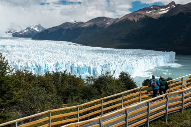 LOS GLACIARES ULUSAL PARK, ARGENTINA - 26 Ocak 2019: İnsanlar Perito Moreno Buzulu 'na izleme platformundan bakıyorlar