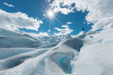 LOS GLACIARES ULUSAL PARK, ARGENTINA - 26 HAZİRAN 2019: Bir kişi Perito Moreno Buzulu 'nun karlı buz oluşumunun üzerinde duruyor