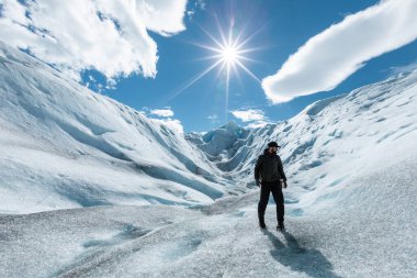 LOS GLACIARES ULUSAL PARK, ARGENTINA - 26 HAZİRAN 2019: Kameralı bir adam Perito Moreno Buzulu 'nun buz oluşumunda duruyor 