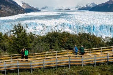 LOS GLACIARES ULUSAL PARK, ARGENTINA - 26 HAZİRAN 2019: Turistler Perito Moreno Buzuluna izleme platformundan bakıyorlar