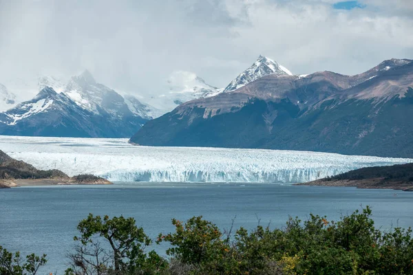 Vista del Glaciar Perito Moreno y los picos nevados de las montañas — Foto de Stock