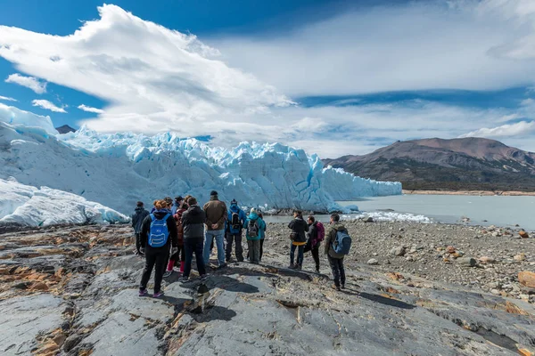 LOS GLACIARES ULUSAL PARK, ARGENTINA - 26 HAZİRAN 2019: İnsanlar yakın mesafeden Perito Moreno Buzulu 'na bakıyor — Stok fotoğraf