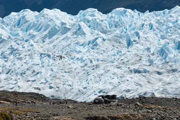 LOS GLACIARES NATIONAL PARK, ARGENTINA - JANEIRO 26, 2019: As pessoas caminham sobre a formação de gelo no Parque Nacional Los Glaciares — Fotografia de Stock