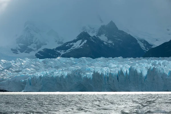 Montagne con cime innevate sopra il ghiacciaio del Perito Moreno — Foto Stock