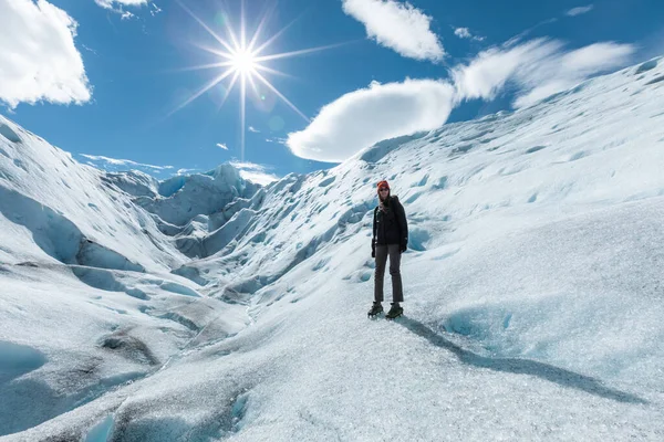 Una donna in posa sulla formazione di ghiaccio del ghiacciaio del Perito Moreno — Foto Stock