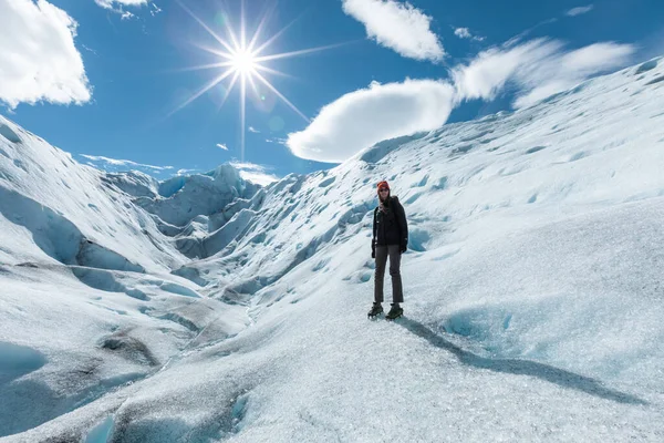 Egy nő pózol a Perito Moreno gleccser jégképződésében. — Stock Fotó