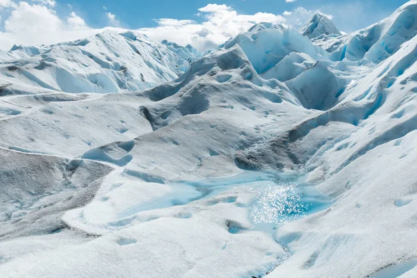 Piccolo lago dal ghiaccio sciolto nel ghiacciaio del Perito Moreno — Foto Stock