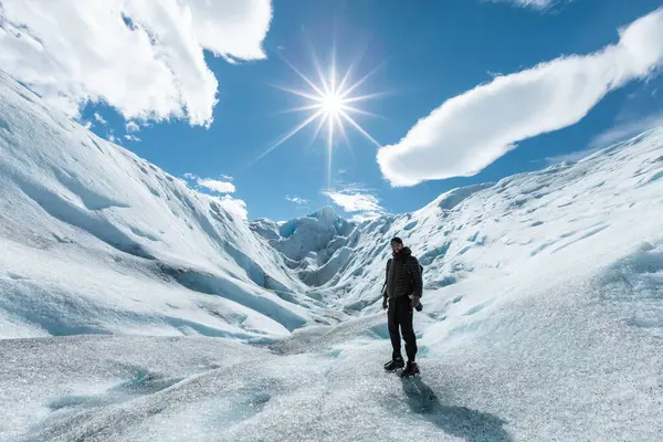 Een man poserend op de ijsvorming van de Perito Moreno Gletsjer — Stockfoto