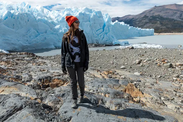 Μια γυναίκα που ποζάρει μπροστά στον παγετώνα Perito Moreno, στο Εθνικό Πάρκο Los Glaciares — Φωτογραφία Αρχείου