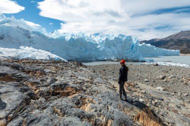 Perito Moreno Buzulu 'nun önünde poz veren bir kadın