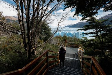 LOS GLACIARES ULUSAL PARK, ARGENTINA - 26 HAZİRAN 2019: Bir turist, Perito Moreno Glacier 'in izleme platformunun merdivenlerinden fotoğrafını çekti