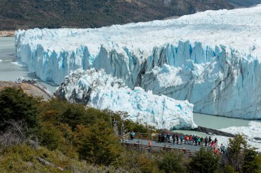LOS GLACIARES ULUSAL PARK, ARGENTINA - 26 Ocak 2019: Turistler izleme platformundan Perito Moreno Buzulu 'na hayran