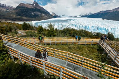 LOS GLACIARES ULUSAL PARK, ARGENTINA - 26 HAZİRAN 2019: Perito Moreno Buzulu 'nun yanındaki izleme platformunda turistler