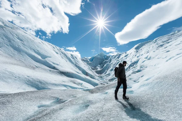 Un uomo in piedi sulla formazione di ghiaccio del ghiacciaio Perito Moreno e guardando indietro — Foto Stock