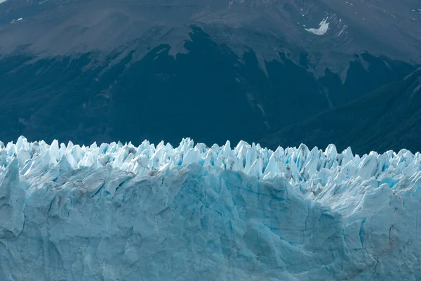 Közelkép a Perito Moreno gleccser éles tüskéiről — Stock Fotó