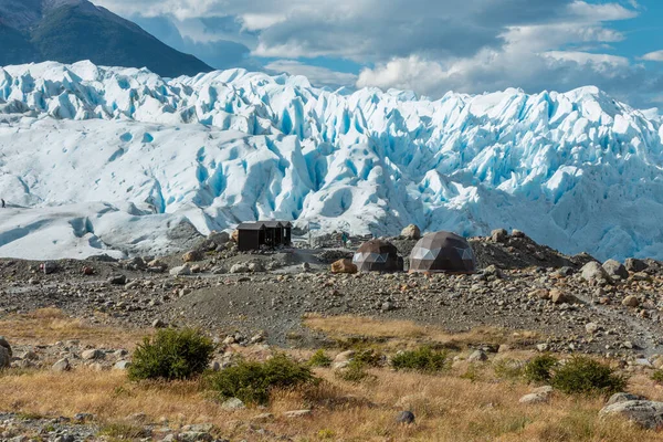 Tenten en cabines op de rotsformatie naast de Perito Moreno gletsjer, Los Glaciares National Park — Stockfoto