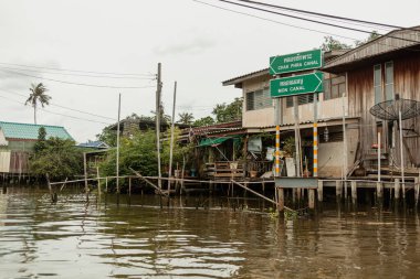 Bangkok, Tayland 'a giden tekneler için yeşil işaretler.