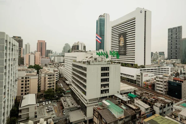 BANGKOK, THAILAND - 2. dubna 2017: Banner na budově s portrétem krále Thajska — Stock fotografie