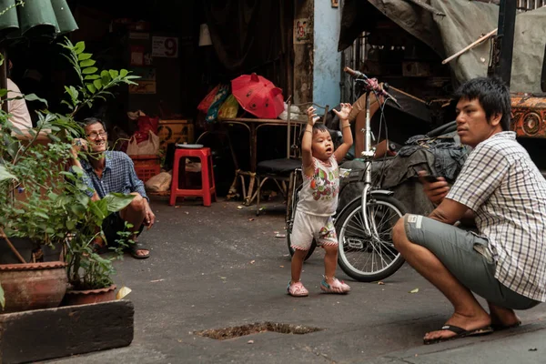 BANGKOK, THAILAND - 3 Mayıs 2014: Kollarını kaldırmış bir çocuk babası Bangkok, Tayland 'a doğru yürüyor — Stok fotoğraf