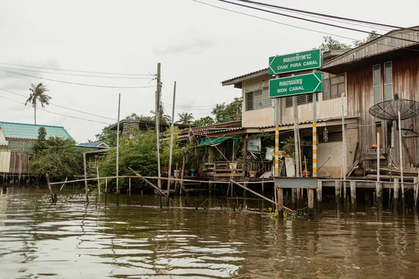 Green signs indicating directions for boats, Bangkok, Thailand — Stock Photo, Image