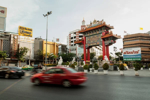 BANGKOK, THAILAND - MAY 3, 2014: Red sedan car in motion on the road in Bangkok — Stock Photo, Image