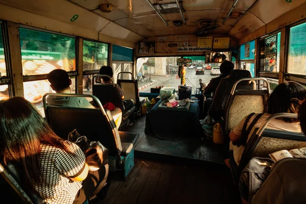 BANGKOK, THAILAND, 23 aprilie 2016: Vedere interioară a autobuzului Bangkok — Fotografie, imagine de stoc