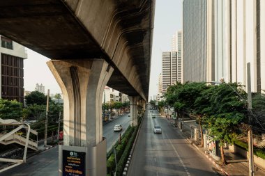 Bangkok, Tayland ekspres yolunun altında iki yönlü trafik