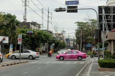 BANGKOK, THAILAND - 3 Mayıs 2014: Pembe bir taksi yol boyunca hareket ediyor