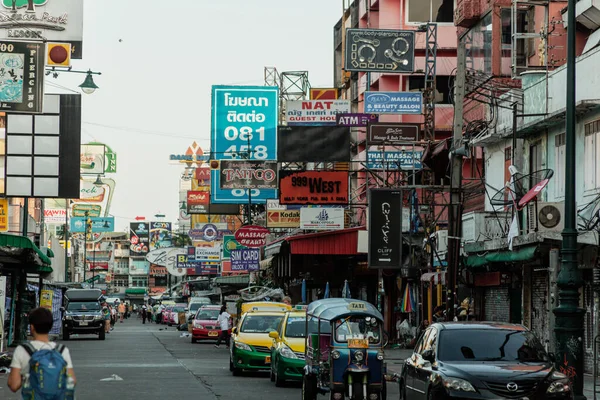 BANGKOK, THAILAND - 3 Mayıs 2014: Bangkok 'un işlek caddesi